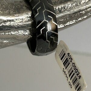 Black and Silver Lashbrook zirconium tire men’s